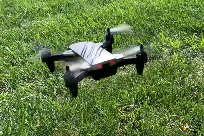 Die DEERC D20 Mini Drohne liegt auf einem Tisch